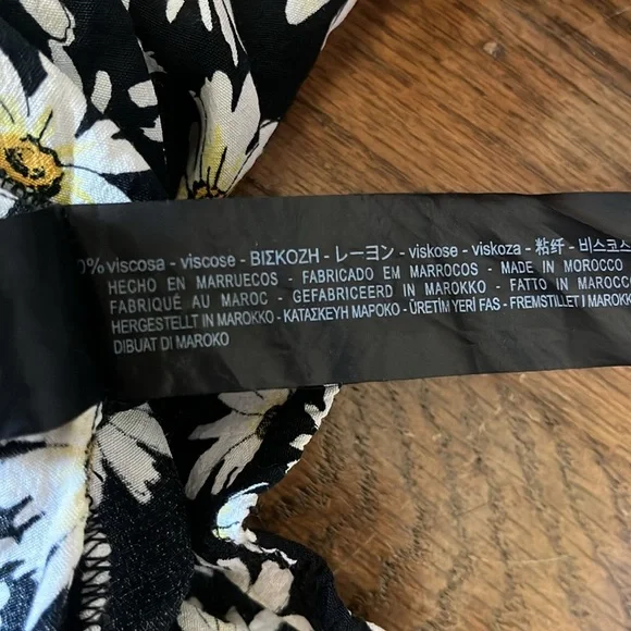 Zara Daisy Faux  Wrap Dress Button Front deep  V Neck Floral Size M - Picture 9 of 9